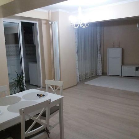 Juli'S Apartment Орадя Экстерьер фото