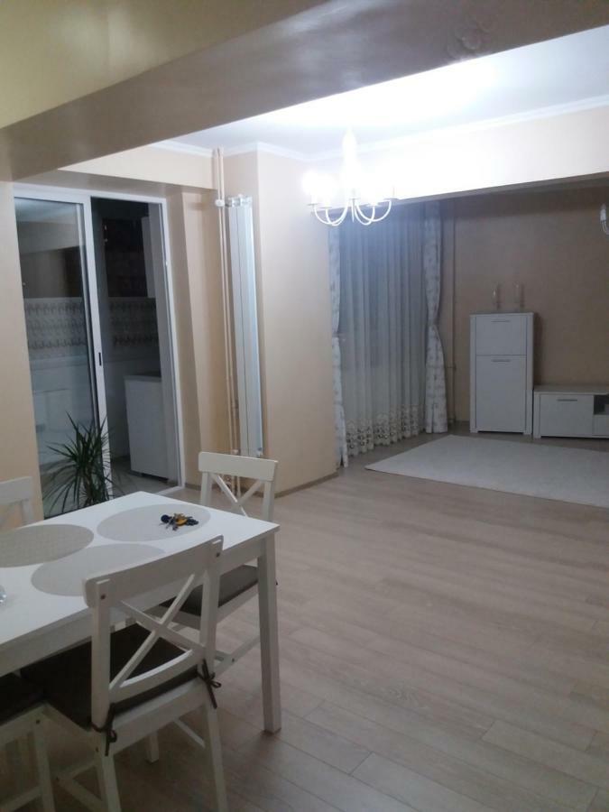 Juli'S Apartment Орадя Экстерьер фото